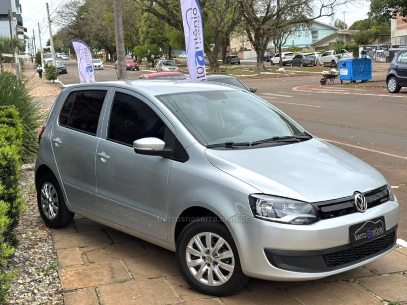 VOLKSWAGEN - FOX - 2013/2014 - Prata - R$ 42.900,00