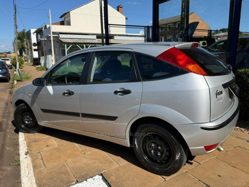 FORD - FOCUS - 2007/2008 - Prata - R$ 23.900,00
