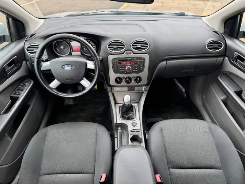 FORD - FOCUS - 2011/2012 - Prata - R$ 41.900,00