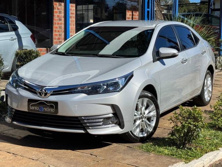TOYOTA - COROLLA - 2017/2018 - Prata - R$ 99.900,00