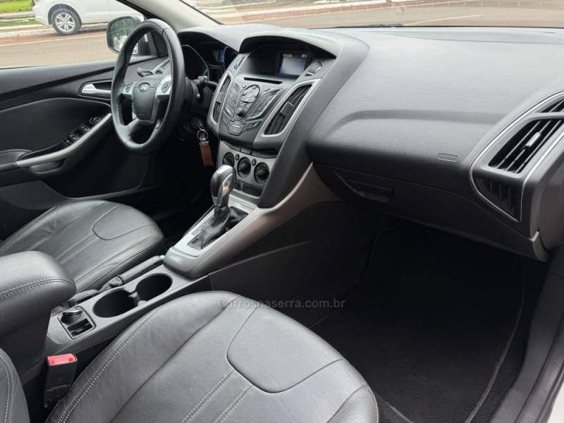 FORD - FOCUS - 2014/2015 - Branca - R$ 54.900,00