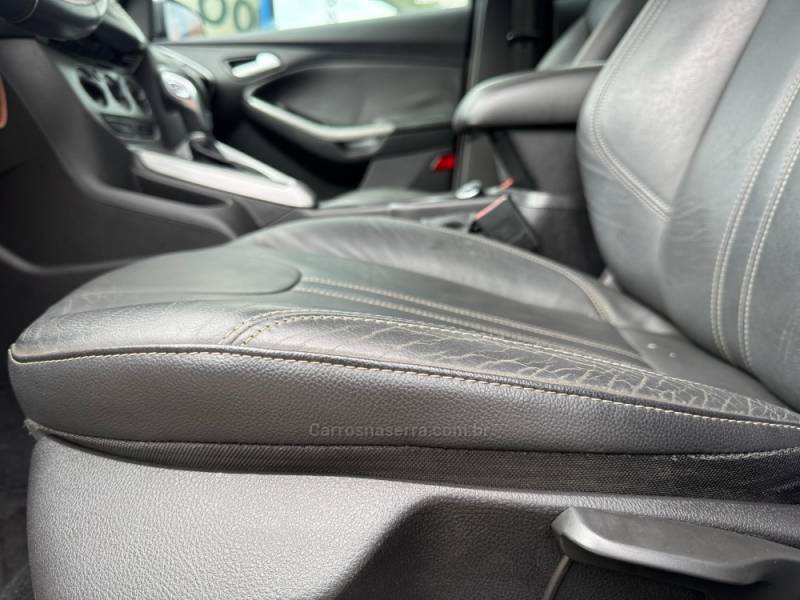 FORD - FOCUS - 2014/2015 - Branca - R$ 54.900,00