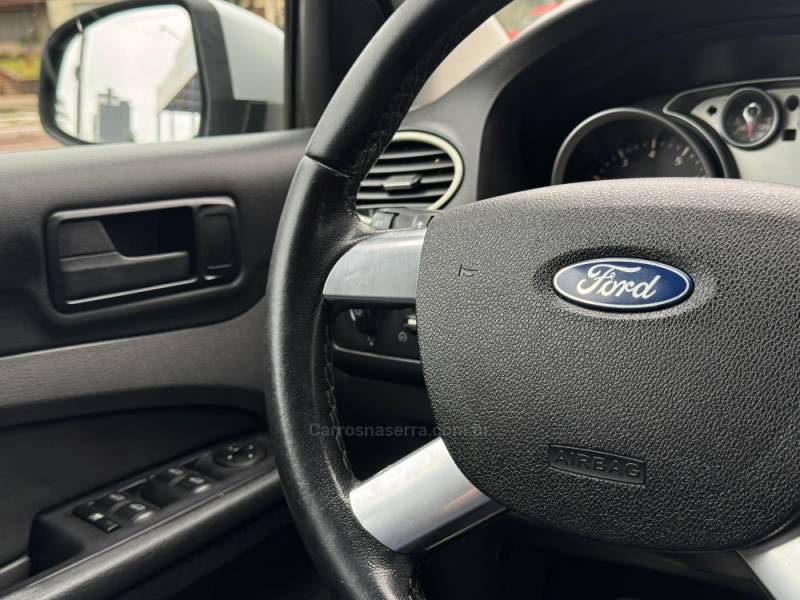 FORD - FOCUS - 2011/2012 - Prata - R$ 41.900,00