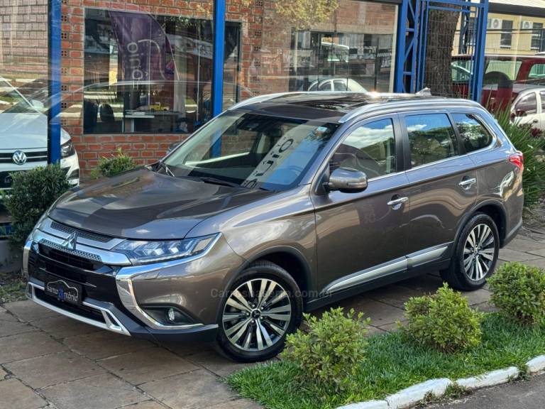 MITSUBISHI - OUTLANDER - 2018/2019 - Prata - R$ 159.900,00