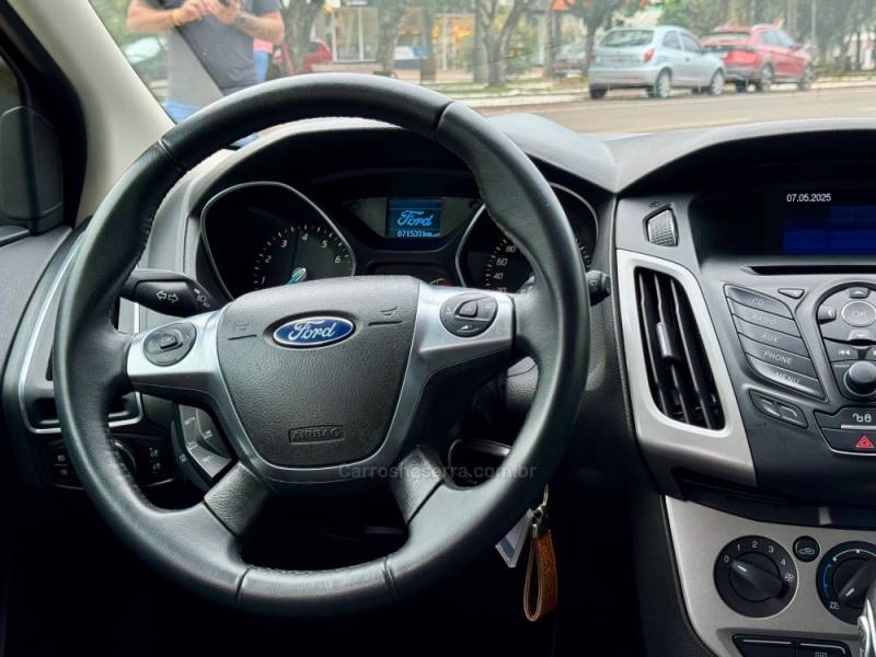 FORD - FOCUS - 2014/2015 - Branca - R$ 54.900,00