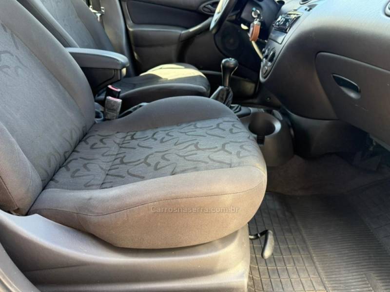 FORD - FOCUS - 2007/2008 - Prata - R$ 23.900,00
