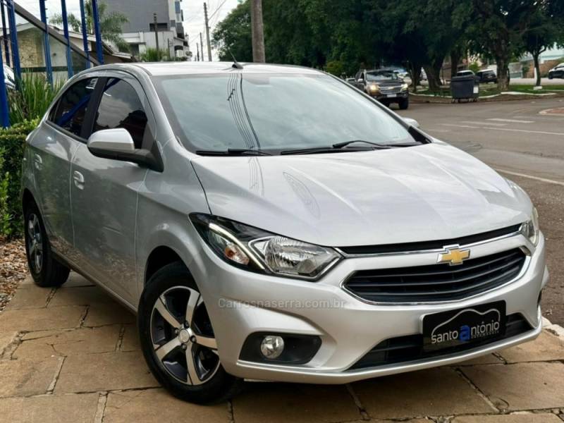 CHEVROLET - ONIX - 2017/2018 - Prata - R$ 65.900,00