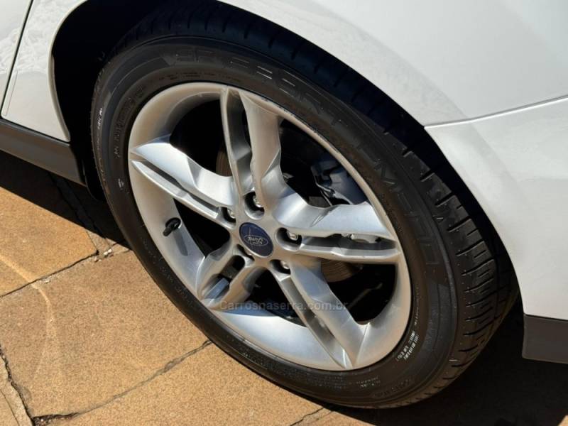 FORD - FOCUS - 2017/2018 - Branca - R$ 72.900,00