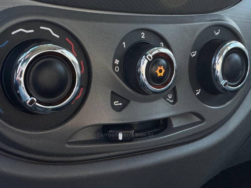 FIAT - PALIO - 2015/2016 - Vermelha - R$ 41.900,00