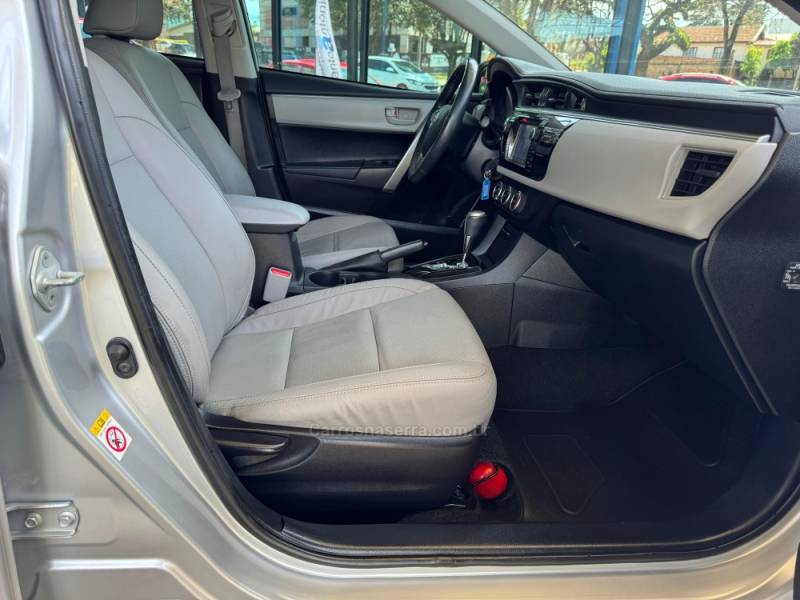 TOYOTA - COROLLA - 2015/2016 - Prata - R$ 79.900,00