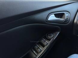 FORD - FOCUS - 2015/2016 - Preta - R$ 64.900,00
