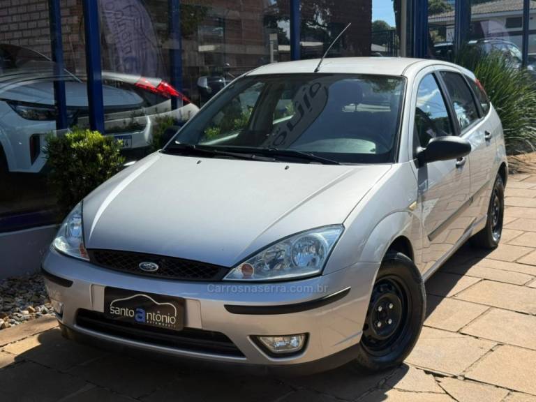 FORD - FOCUS - 2007/2008 - Prata - R$ 23.900,00