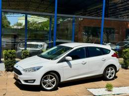 FORD - FOCUS - 2017/2018 - Branca - R$ 72.900,00