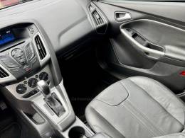 FORD - FOCUS - 2014/2015 - Branca - R$ 54.900,00