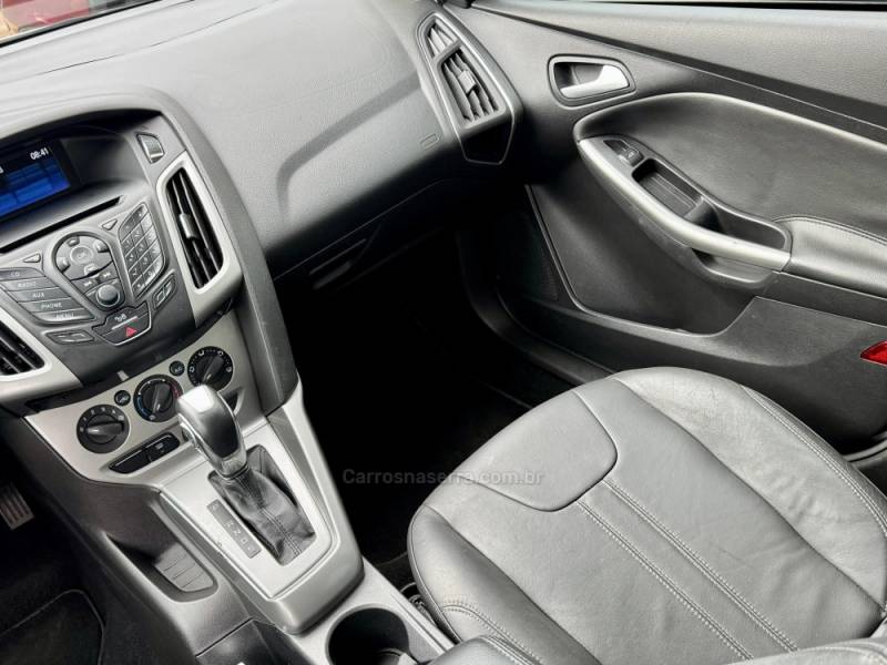FORD - FOCUS - 2014/2015 - Branca - R$ 54.900,00