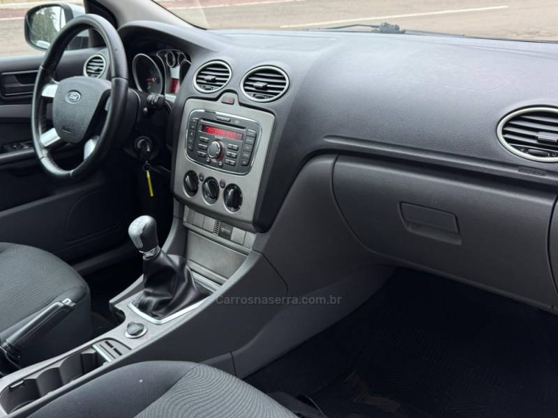 FORD - FOCUS - 2011/2012 - Prata - R$ 41.900,00