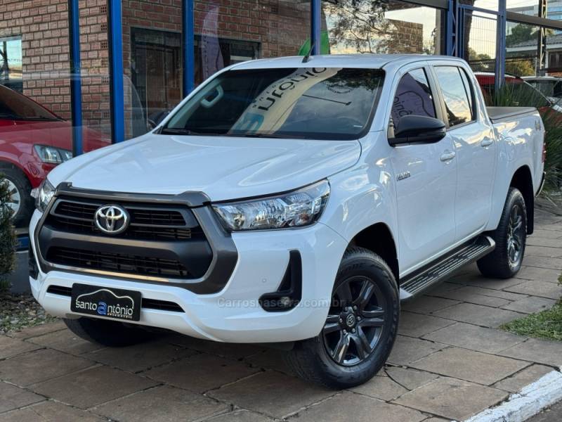 TOYOTA - HILUX - 2023/2024 - Branca - R$ 219.900,00