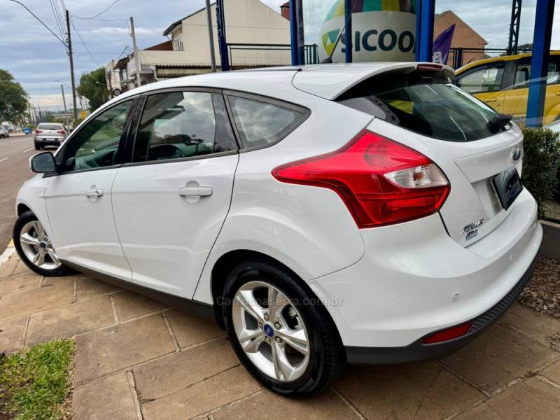 FORD - FOCUS - 2014/2015 - Branca - R$ 54.900,00
