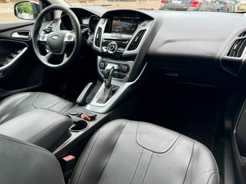 FORD - FOCUS - 2015/2015 - Preta - R$ 55.900,00
