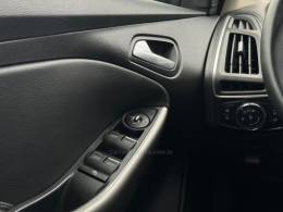 FORD - FOCUS - 2014/2015 - Branca - R$ 54.900,00