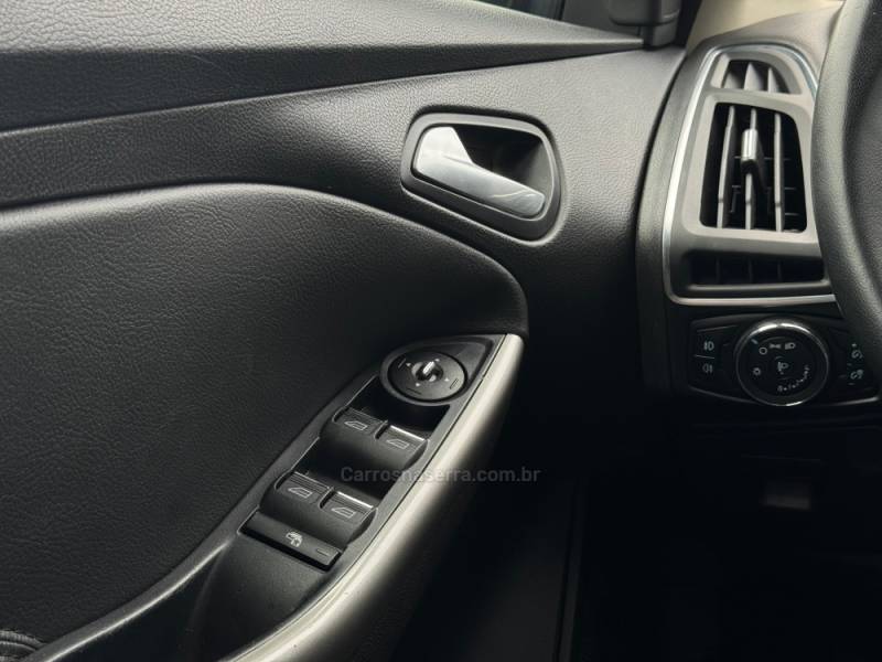 FORD - FOCUS - 2014/2015 - Branca - R$ 54.900,00