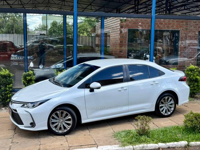 TOYOTA - COROLLA - 2022/2023 - Branca - R$ 132.900,00