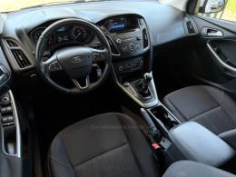 FORD - FOCUS - 2017/2018 - Branca - R$ 72.900,00