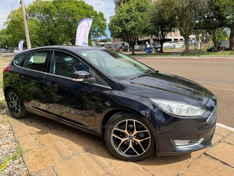 FORD - FOCUS - 2015/2016 - Preta - R$ 64.900,00