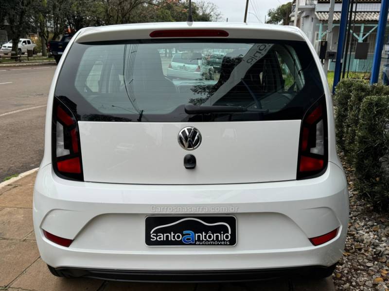 VOLKSWAGEN - UP - 2017/2018 - Branca - R$ 46.900,00