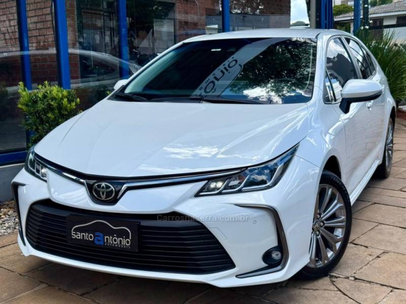 TOYOTA - COROLLA - 2022/2023 - Branca - R$ 132.900,00