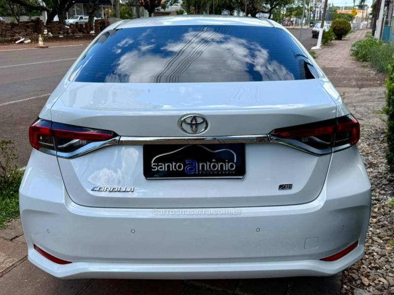 TOYOTA - COROLLA - 2022/2023 - Branca - R$ 132.900,00