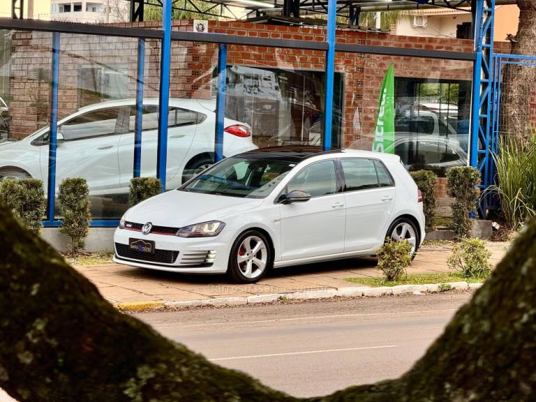 VOLKSWAGEN - GOLF - 2014/2015 - Branca - R$ 139.900,00