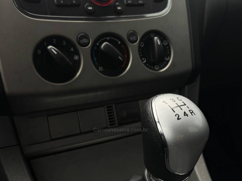 FORD - FOCUS - 2011/2012 - Prata - R$ 41.900,00