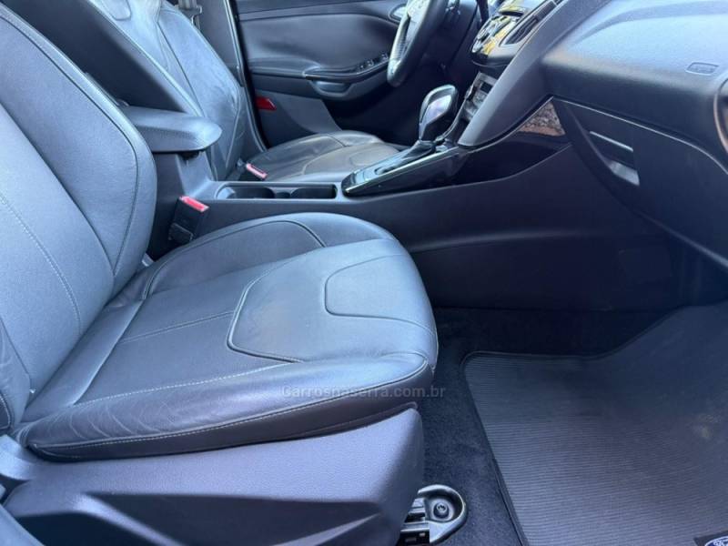 FORD - FOCUS - 2015/2016 - Preta - R$ 64.900,00