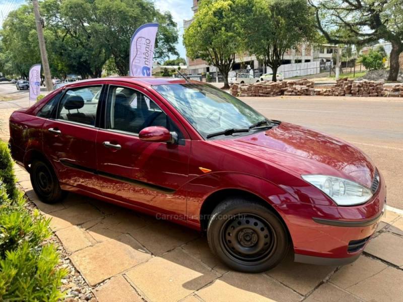 FORD - FOCUS - 2005/2005 - Vermelha - R$ 19.900,00