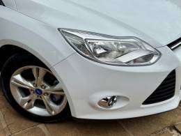 FORD - FOCUS - 2014/2015 - Branca - R$ 54.900,00