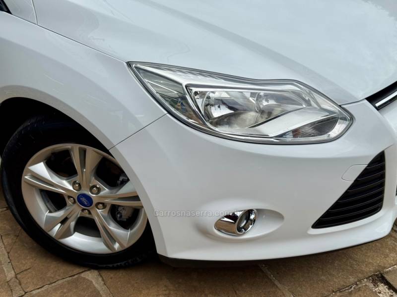 FORD - FOCUS - 2014/2015 - Branca - R$ 54.900,00