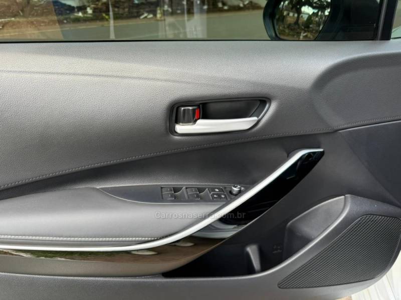 TOYOTA - COROLLA - 2022/2023 - Branca - R$ 132.900,00
