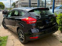 FORD - FOCUS - 2015/2016 - Preta - R$ 64.900,00
