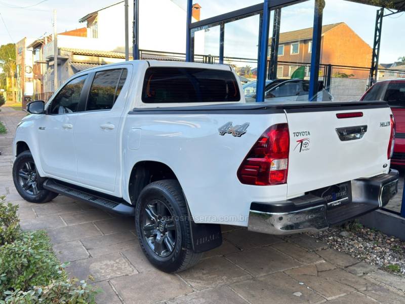 TOYOTA - HILUX - 2023/2024 - Branca - R$ 219.900,00