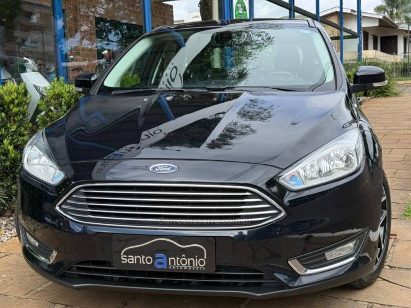 FORD - FOCUS - 2015/2016 - Preta - R$ 64.900,00