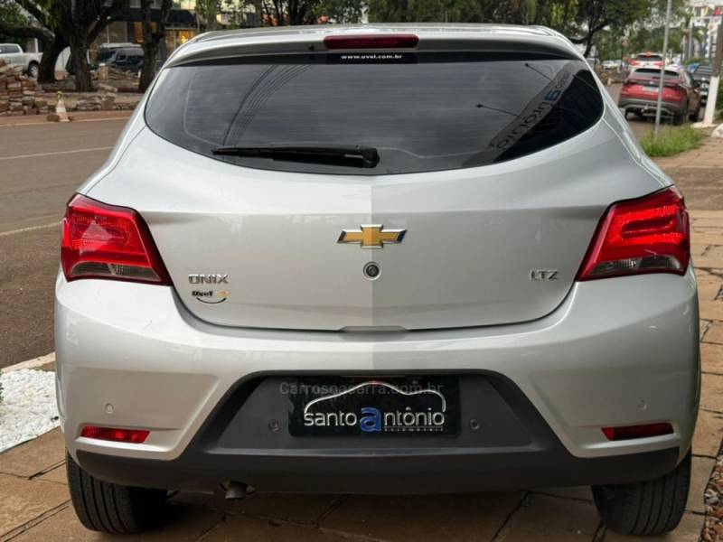 CHEVROLET - ONIX - 2017/2018 - Prata - R$ 65.900,00