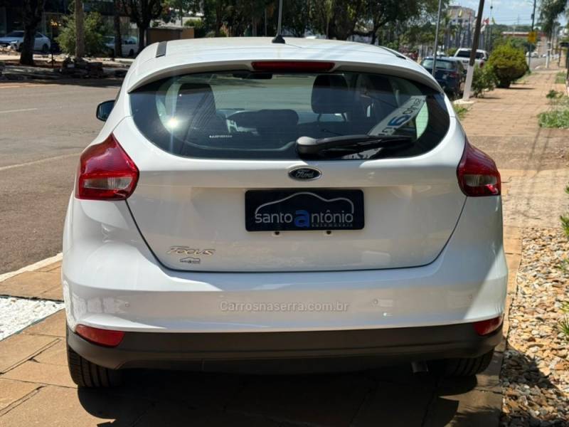 FORD - FOCUS - 2017/2018 - Branca - R$ 72.900,00