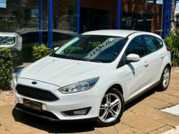 FORD - FOCUS - 2017/2018 - Branca - R$ 72.900,00