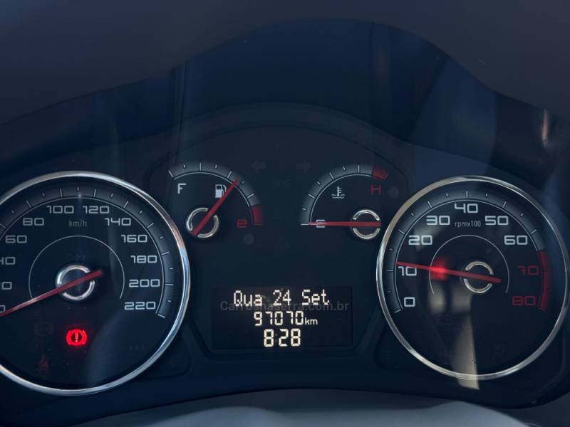 FIAT - PALIO - 2015/2016 - Vermelha - R$ 41.900,00