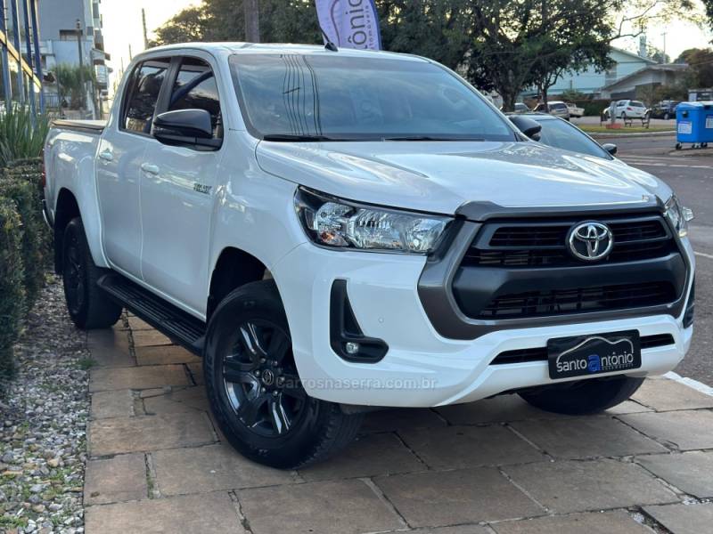 TOYOTA - HILUX - 2023/2024 - Branca - R$ 219.900,00