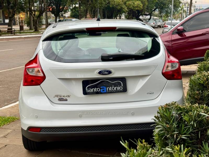FORD - FOCUS - 2014/2015 - Branca - R$ 54.900,00