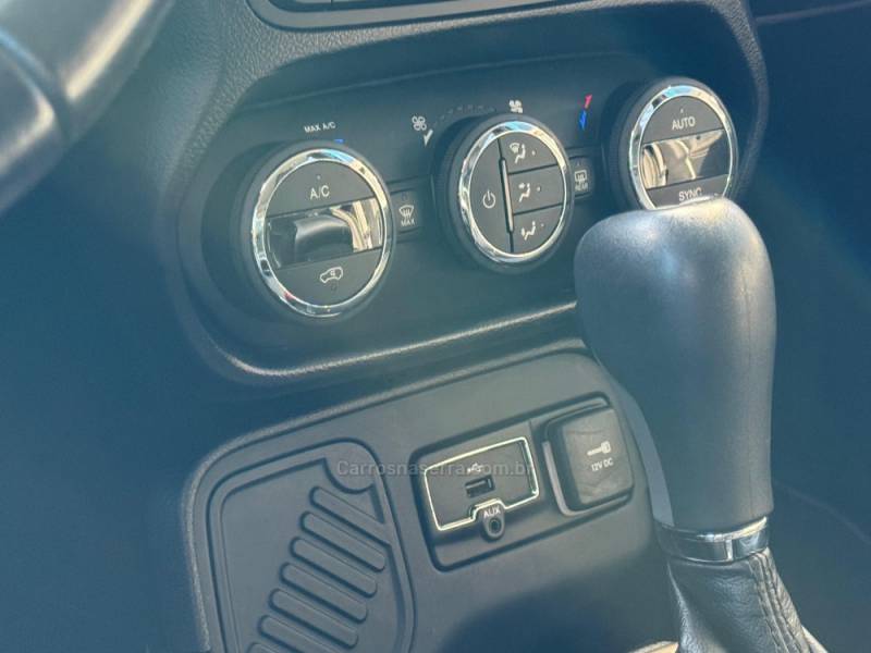 JEEP - RENEGADE - 2016/2016 - Preta - R$ 74.900,00