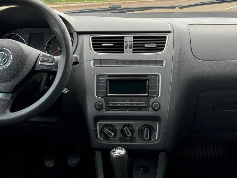 VOLKSWAGEN - FOX - 2013/2014 - Vermelha - R$ 43.900,00