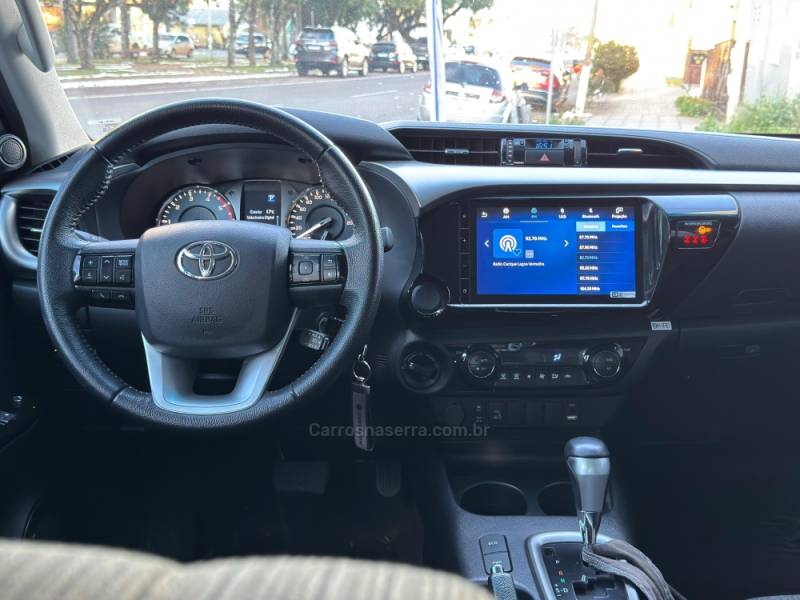 TOYOTA - HILUX - 2023/2024 - Branca - R$ 219.900,00